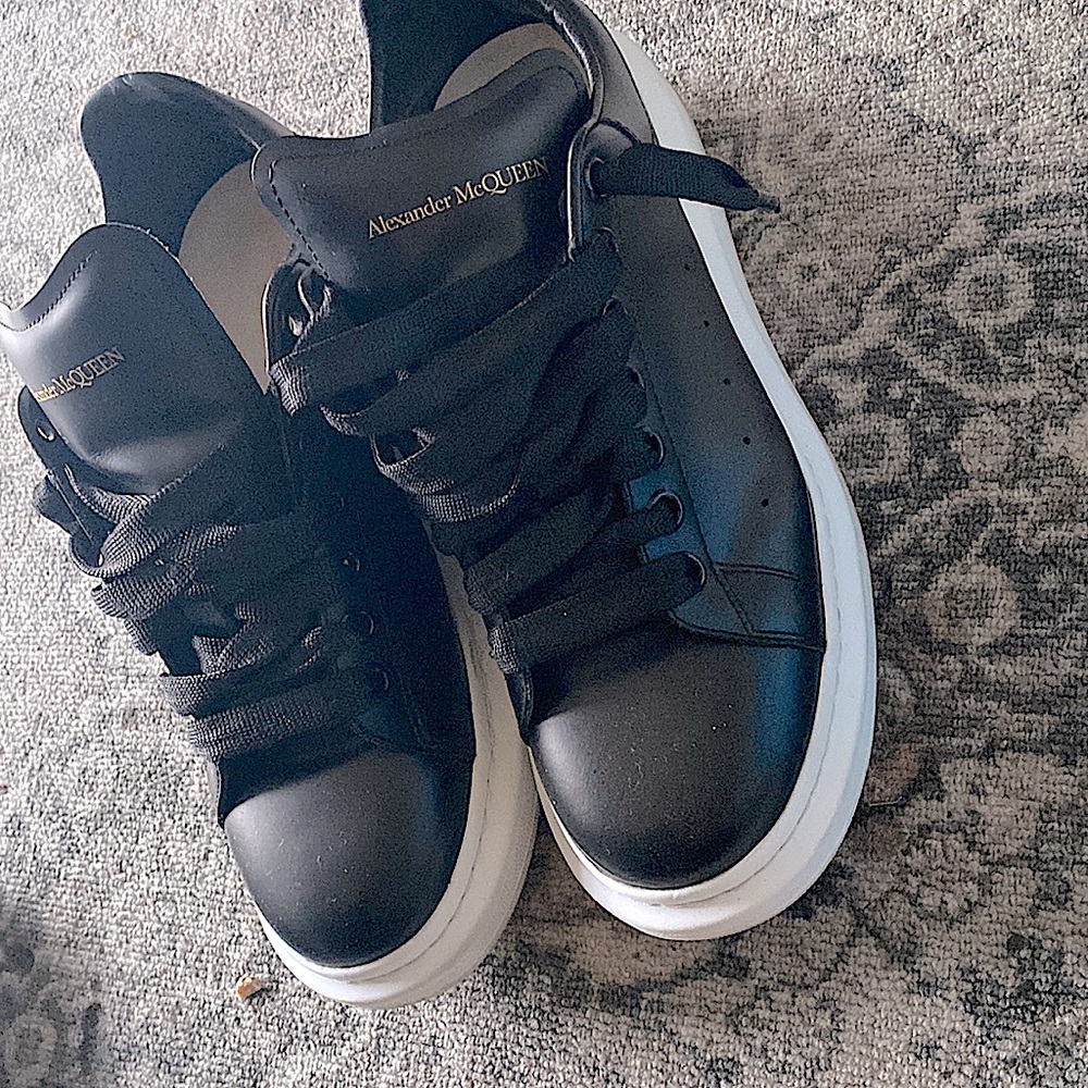 Mint condition no creases, very easy shoe to keep clean